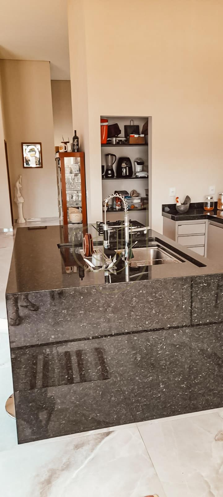 Casa T&eacute;rrea com 4 Su&iacute;tes no Condom&iacute;nio Residencial M&ocirc;naco Rua Joaquim Vieira Alves São José dos Campos - 