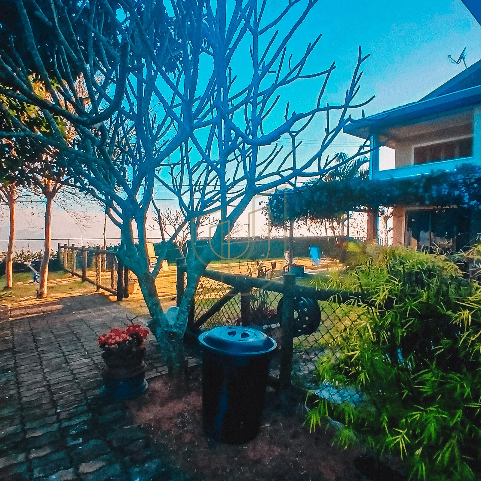 Casa com 3 Su&iacute;tes no Condom&iacute;nio Recanto Santa B&aacute;rbara Rod. dos Tamoios, km 22,5 - Tapanhão JAMBEIRO - 