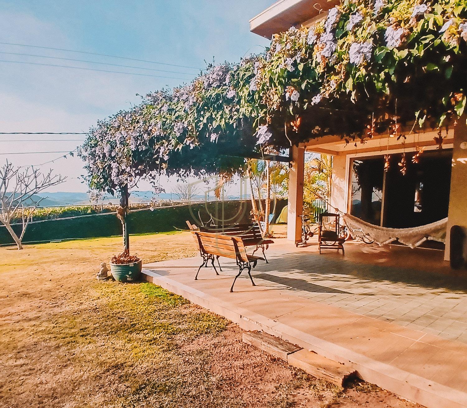 Casa com 3 Su&iacute;tes no Condom&iacute;nio Recanto Santa B&aacute;rbara Rod. dos Tamoios, km 22,5 - Tapanhão JAMBEIRO - 
