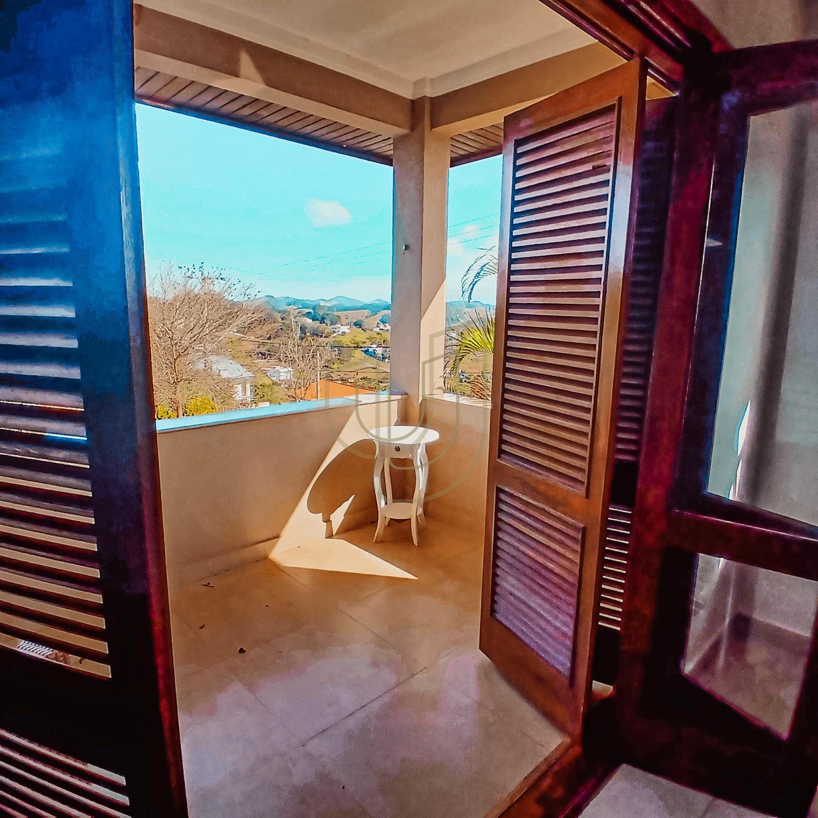 Casa com 3 Su&iacute;tes no Condom&iacute;nio Recanto Santa B&aacute;rbara Rod. dos Tamoios, km 22,5 - Tapanhão JAMBEIRO - 