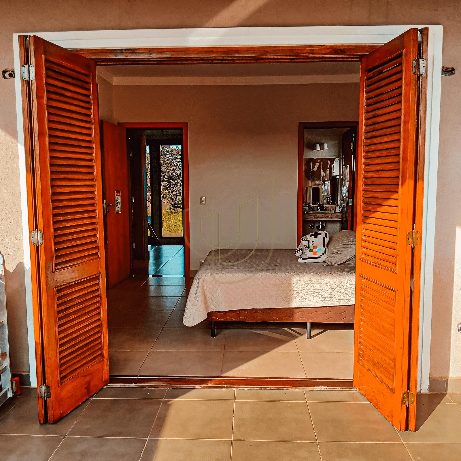 Casa com 3 Su&iacute;tes no Condom&iacute;nio Recanto Santa B&aacute;rbara Rod. dos Tamoios, km 22,5 - Tapanhão JAMBEIRO - 