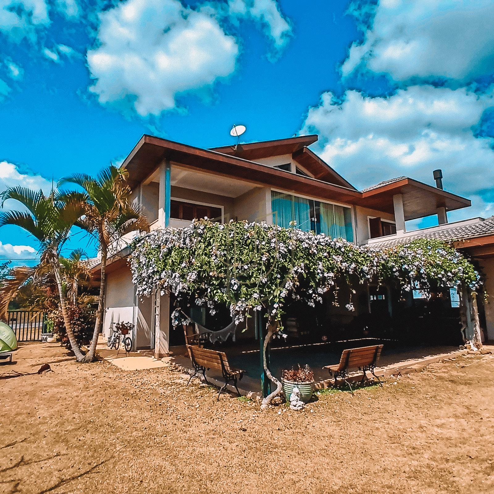 Casa com 3 Su&iacute;tes no Condom&iacute;nio Recanto Santa B&aacute;rbara Rod. dos Tamoios, km 22,5 - Tapanhão JAMBEIRO - 