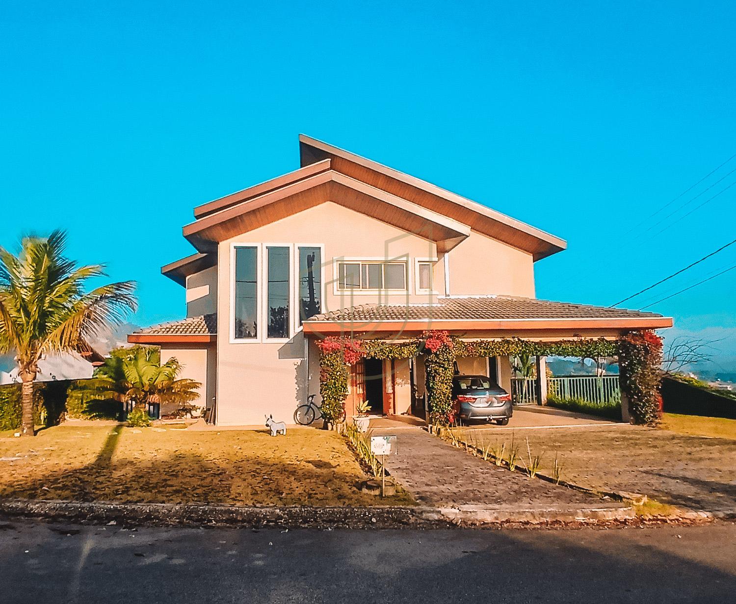 Casa com 3 Su&iacute;tes no Condom&iacute;nio Recanto Santa B&aacute;rbara Rod. dos Tamoios, km 22,5 - Tapanhão JAMBEIRO - 