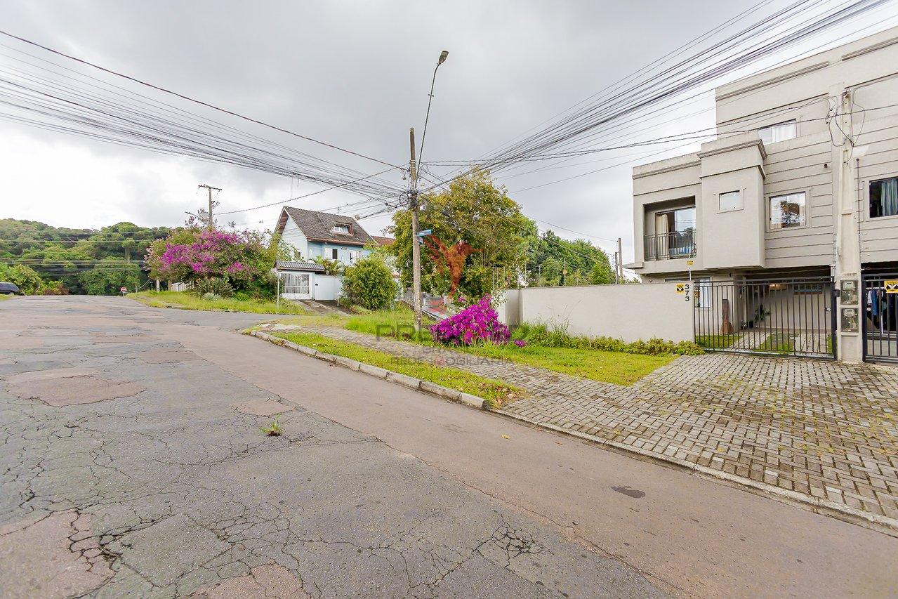 Sobrado Semi Novo Triplex na Barreirinha Rua Manoel Aristides de Farias Curitiba - 