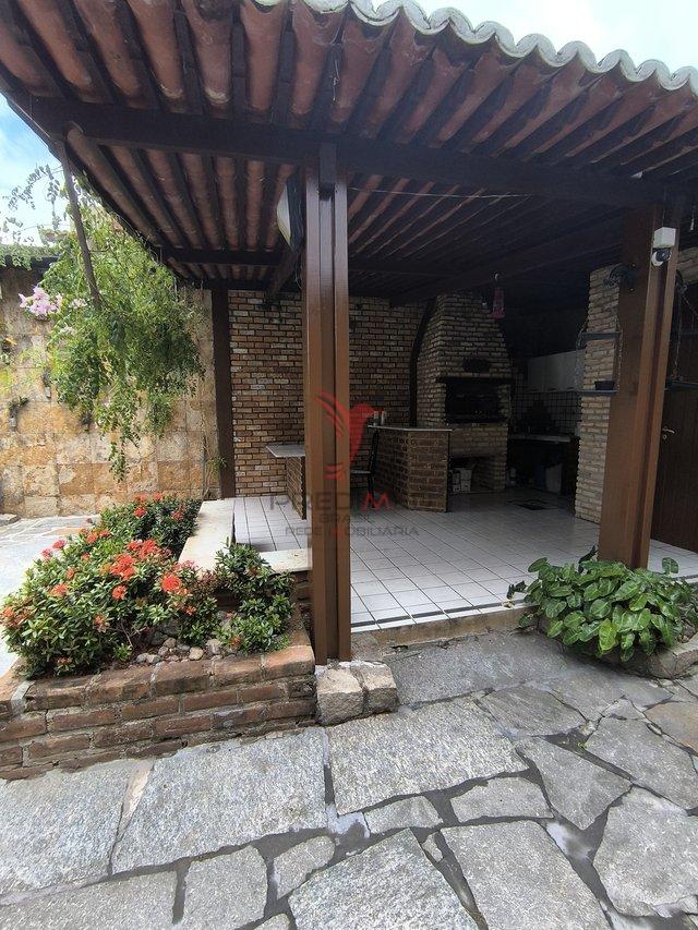 Linda casa com Jardim, 4 quartos , sendo 3 Suites , 4 Vagas, no Bairro Capim Macio, Natal Rua Engenheiro Nelson Bahia Natal - 