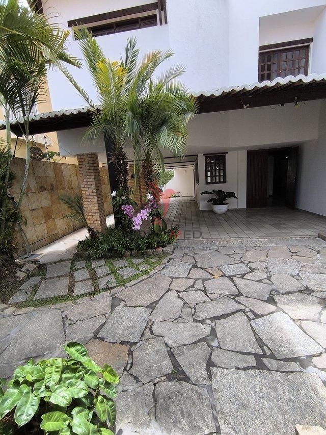 Linda casa com Jardim, 4 quartos , sendo 3 Suites , 4 Vagas, no Bairro Capim Macio, Natal Rua Engenheiro Nelson Bahia Natal - 