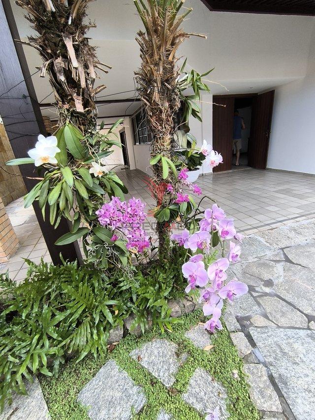 Linda casa com Jardim, 4 quartos , sendo 3 Suites , 4 Vagas, no Bairro Capim Macio, Natal Rua Engenheiro Nelson Bahia Natal - 