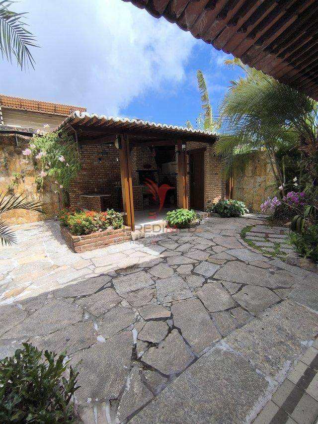 Linda casa com Jardim, 4 quartos , sendo 3 Suites , 4 Vagas, no Bairro Capim Macio, Natal Rua Engenheiro Nelson Bahia Natal - 