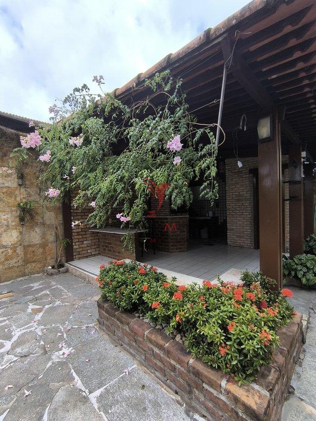 Linda casa com Jardim, 4 quartos , sendo 3 Suites , 4 Vagas, no Bairro Capim Macio, Natal Rua Engenheiro Nelson Bahia Natal - 