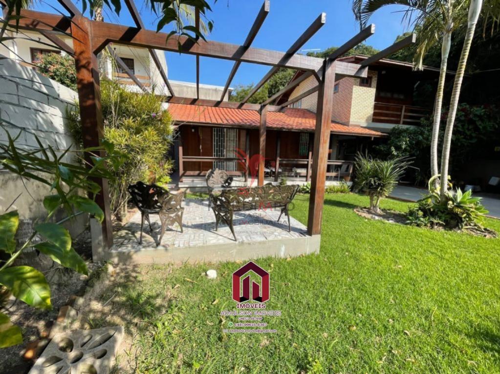 Bel&iacute;ssima casa sozinha no terreno a 700 metros da praia Ingleses. Florian&oacute;polis SC  Florianópolis - 