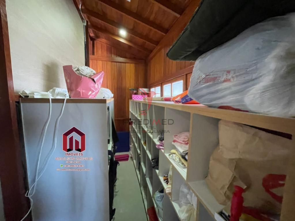 Bel&iacute;ssima casa sozinha no terreno a 700 metros da praia Ingleses. Florian&oacute;polis SC  Florianópolis - 