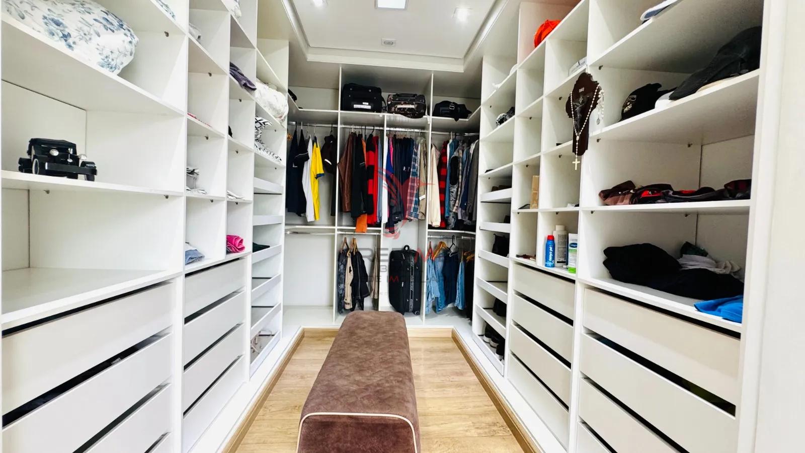 CASA COM 4 SUITES A VENDA EM CONDOM&Iacute;NIO " MARAVILHOSO"  - - 