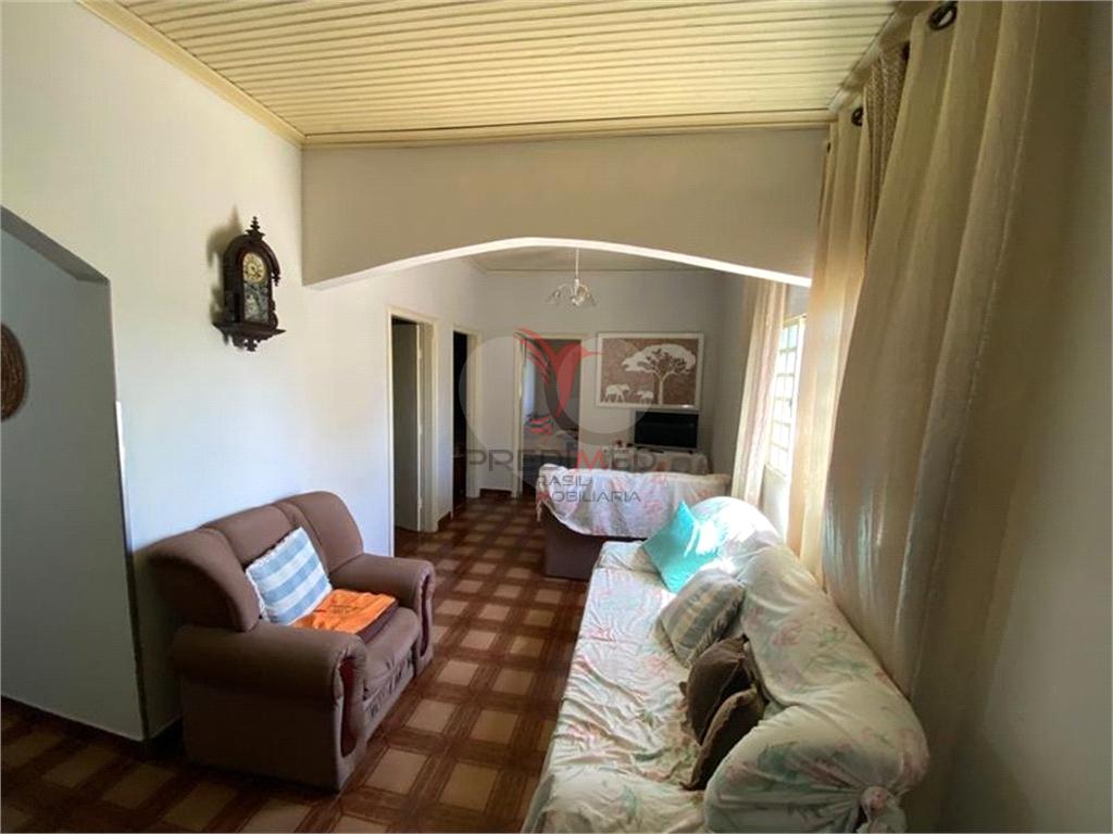 Fazenda/S&iacute;tios/Ch&aacute;caras de 3 quartos, 209m&sup2; no bairro Centro, em Borebi  BOREBI - 