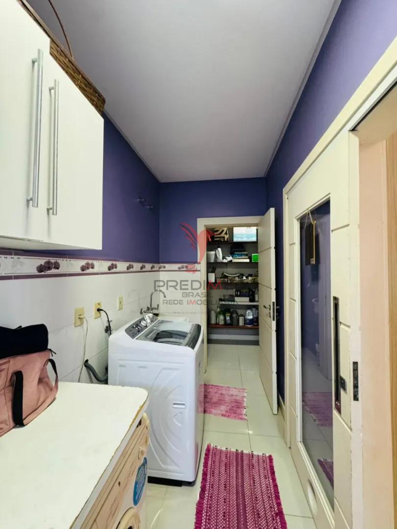 Ref&uacute;gio de Conforto e Lazer: Ampla Casa com Piscinas e 3 Quartos no Bairro S&atilde;o Jo&atilde;o Rua Felício Maes Itajaí - 