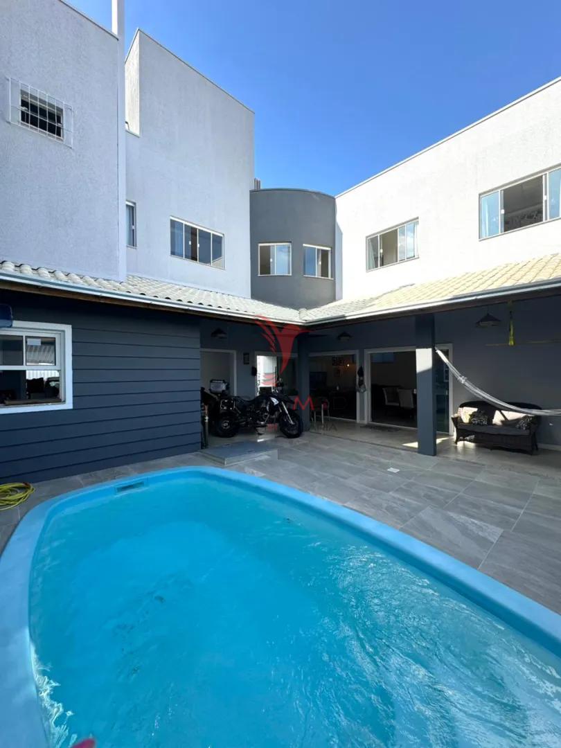 Ref&uacute;gio de Conforto e Lazer: Ampla Casa com Piscinas e 3 Quartos no Bairro S&atilde;o Jo&atilde;o Rua Felício Maes Itajaí - 