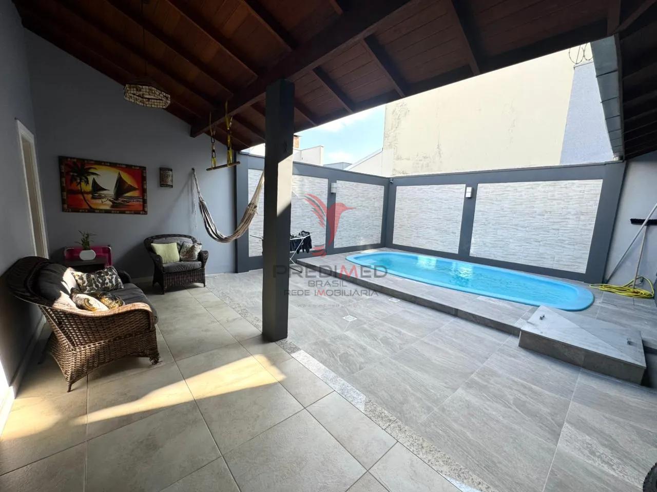 Ref&uacute;gio de Conforto e Lazer: Ampla Casa com Piscinas e 3 Quartos no Bairro S&atilde;o Jo&atilde;o Rua Felício Maes Itajaí - 