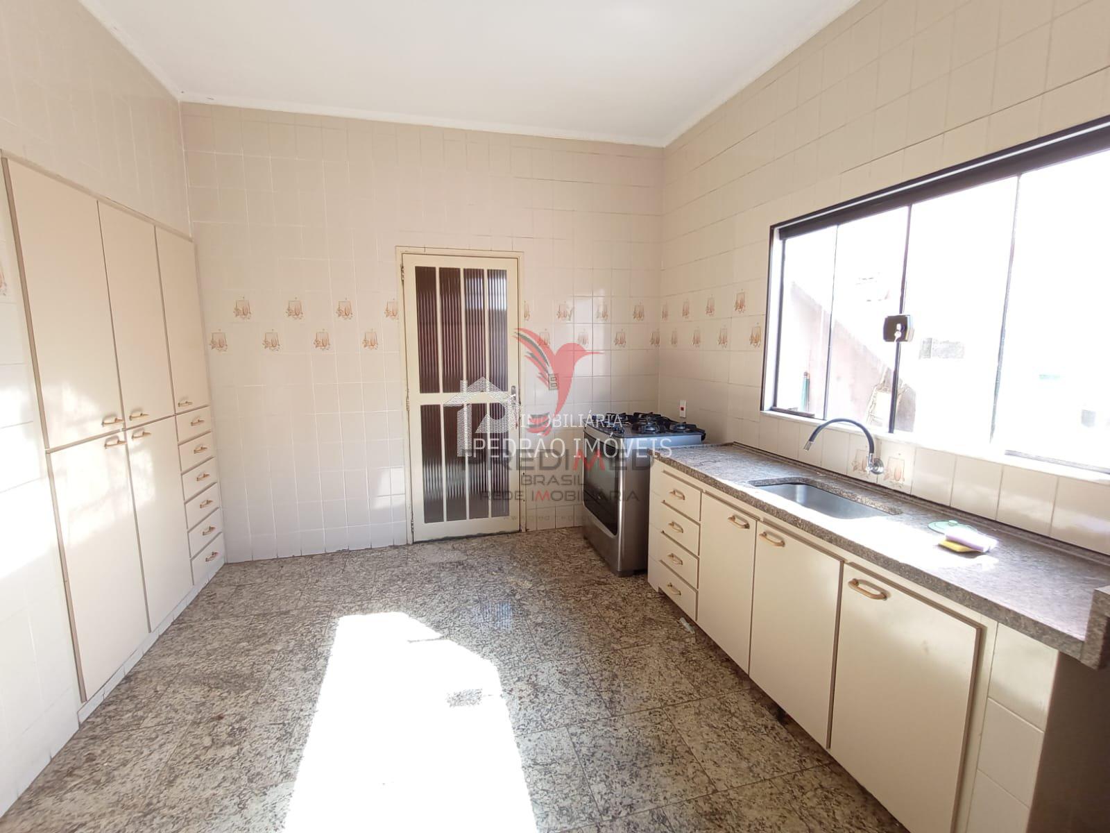 Casa de 4 quartos, 239m&sup2; no bairro Centro, em Len&ccedil;&oacute;is Paulista  Lençóis Paulista - 