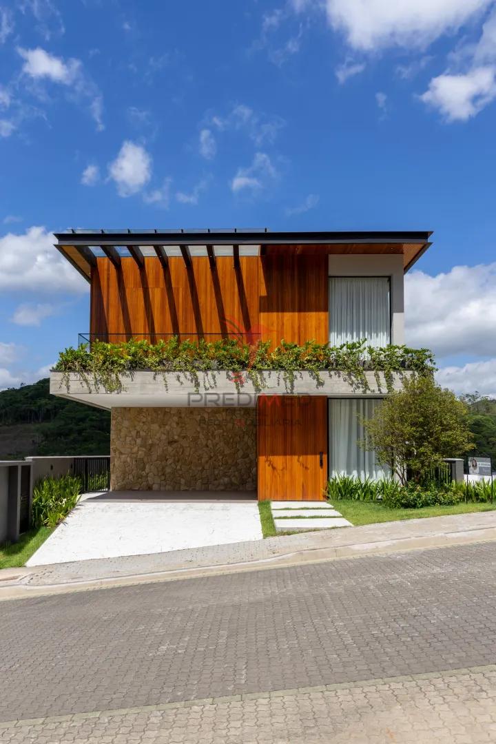 Casa Montagna: Exclusividade e Lazer Completo no Condom&iacute;nio Colinas de Cambori&uacute; Village Avenida Marginal Oeste - - 