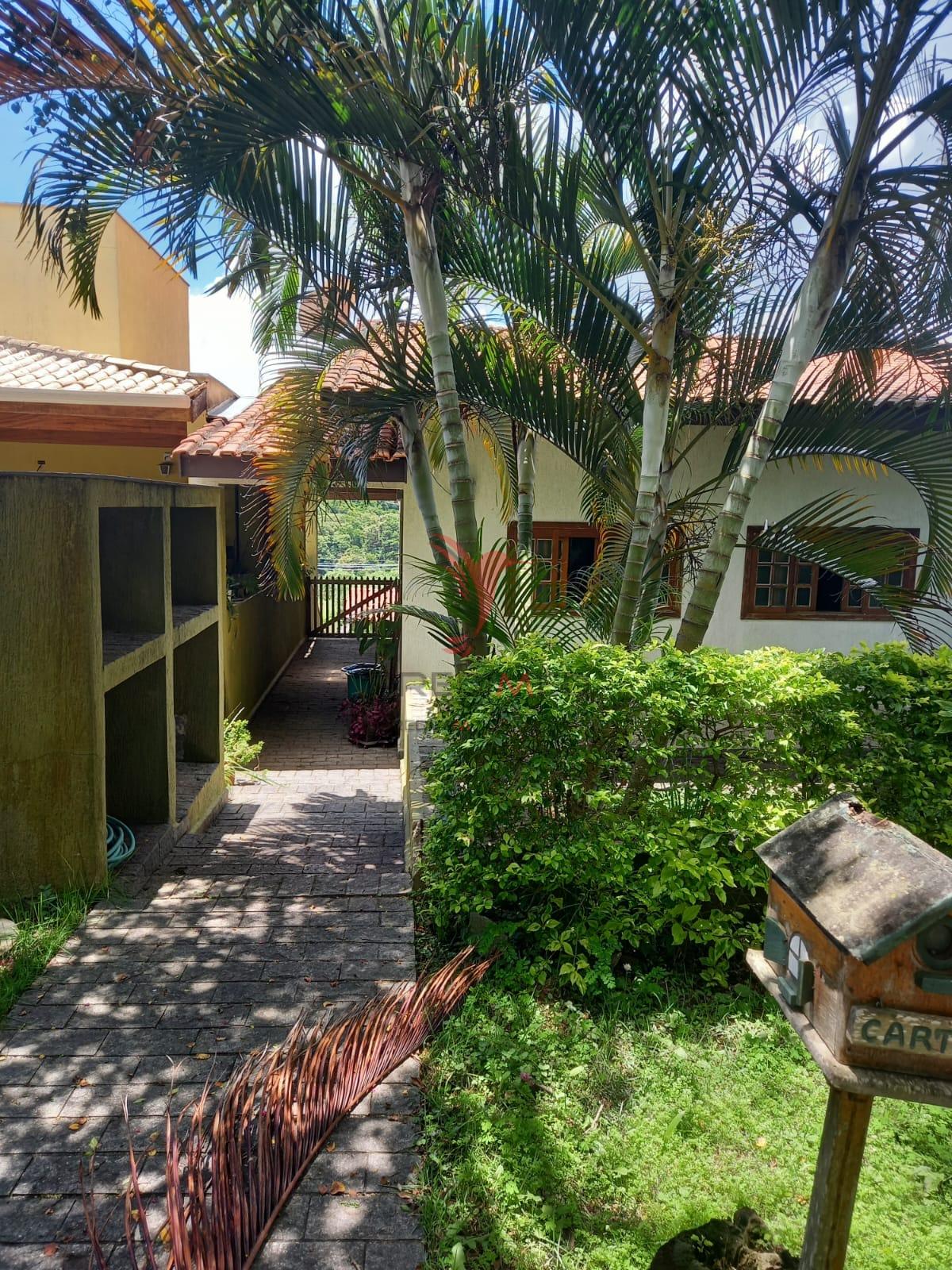 Casa semi-t&eacute;rrea no Condom&iacute;nio S&atilde;o Fernando  em Barueri Estrada das Pitas Barueri - 