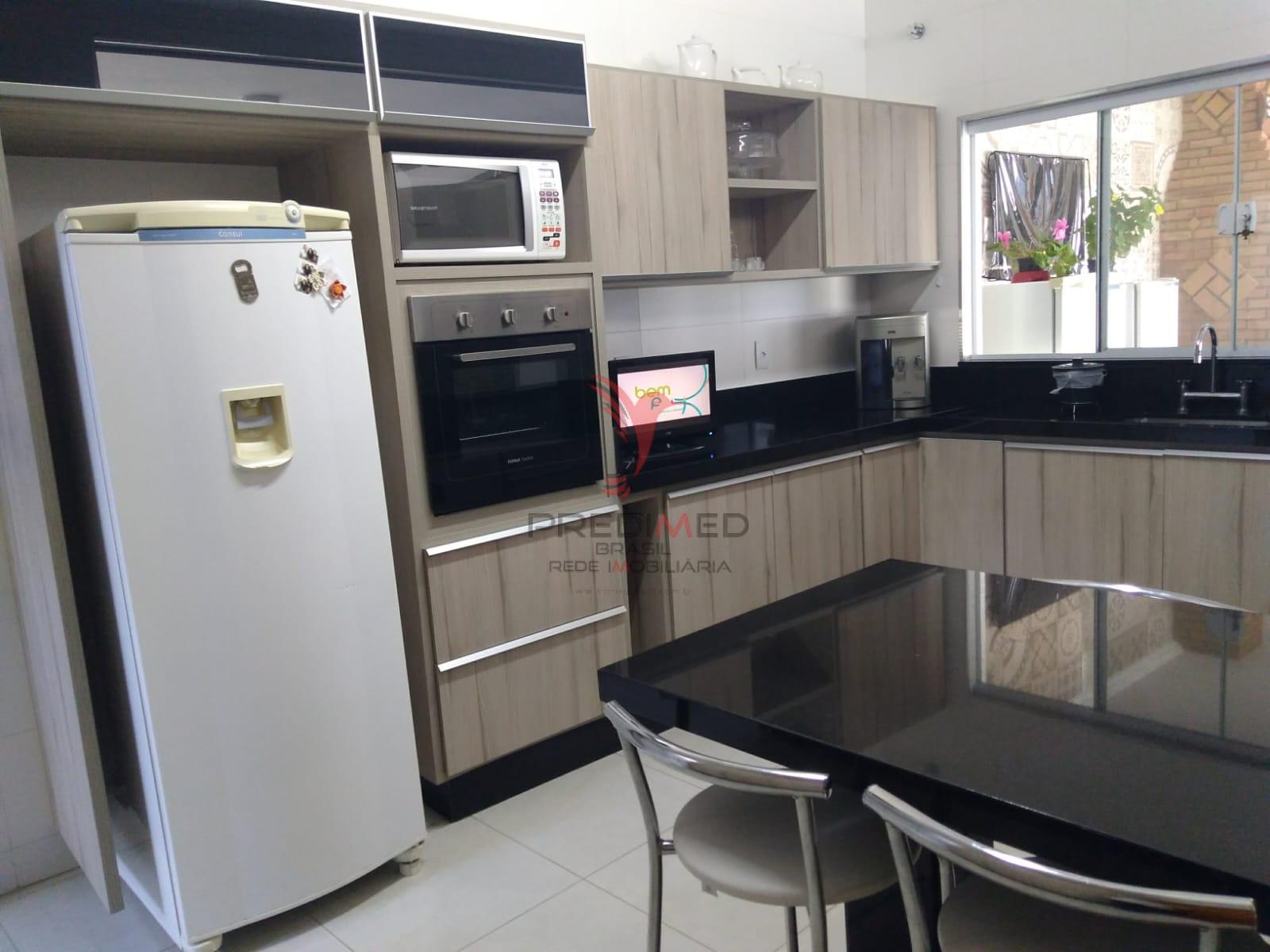 Linda Casa com piscina, churrasqueiras, 4 Vagas de Garagem, no Bairro Bela Vista 2  Guaratinguetá - 