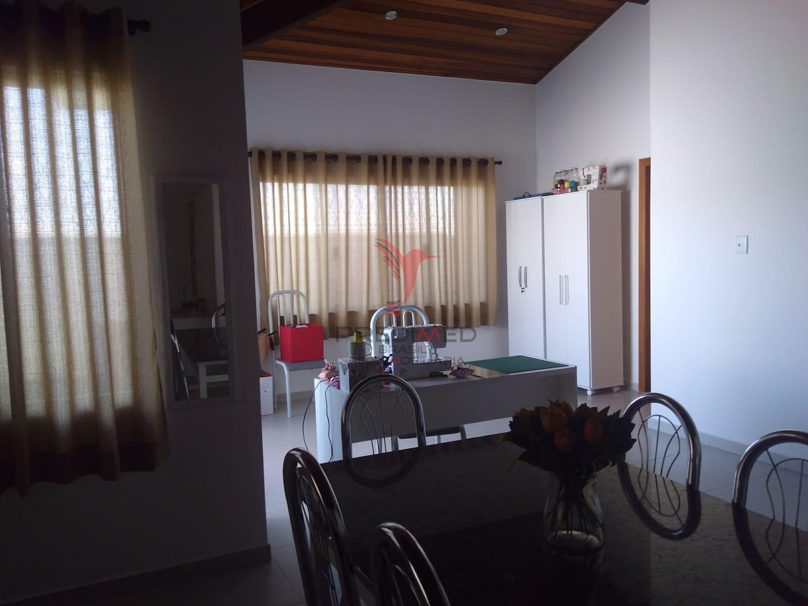 Linda Casa com piscina, churrasqueiras, 4 Vagas de Garagem, no Bairro Bela Vista 2  Guaratinguetá - 