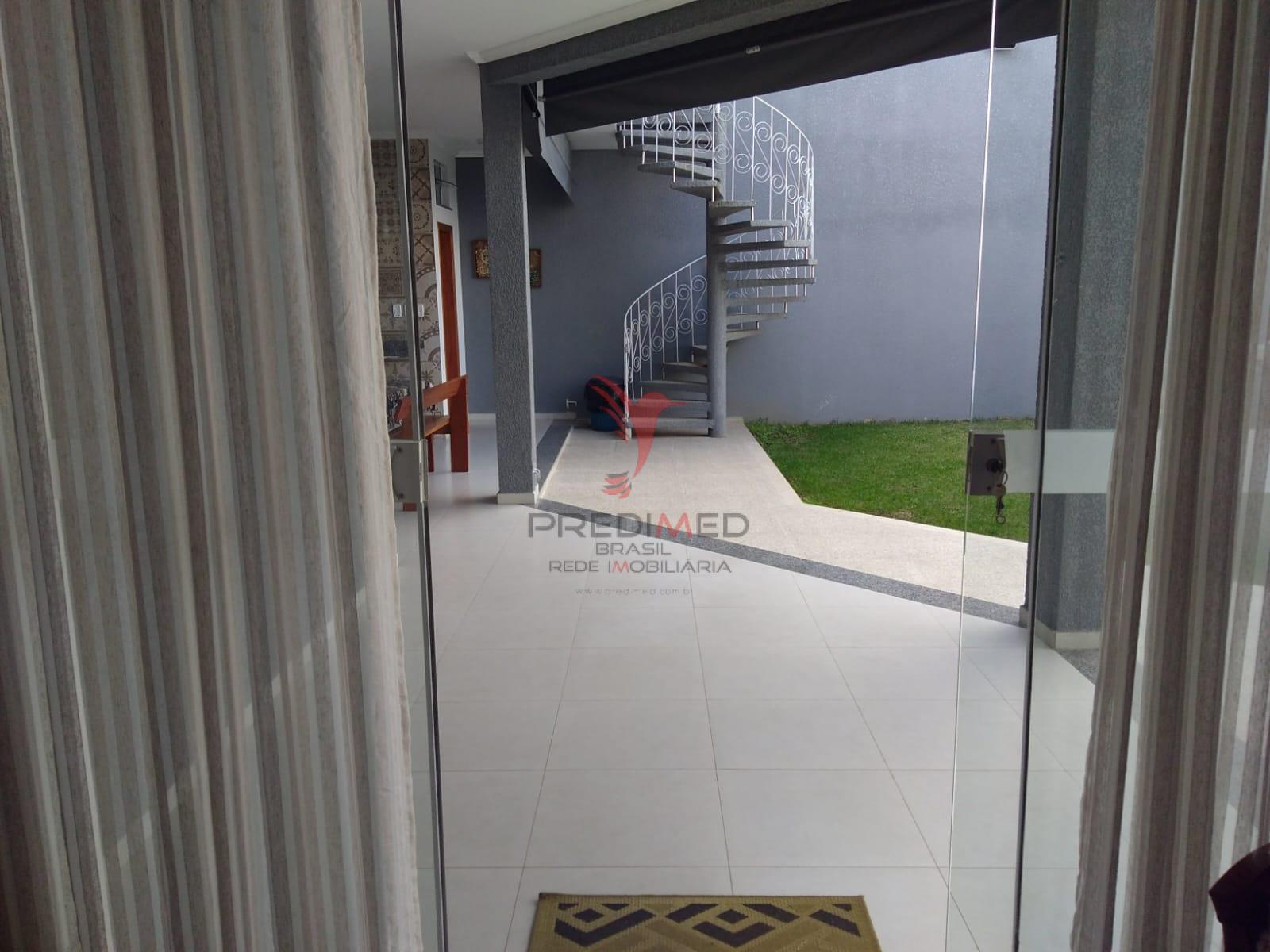 Linda Casa com piscina, churrasqueiras, 4 Vagas de Garagem, no Bairro Bela Vista 2  Guaratinguetá - 
