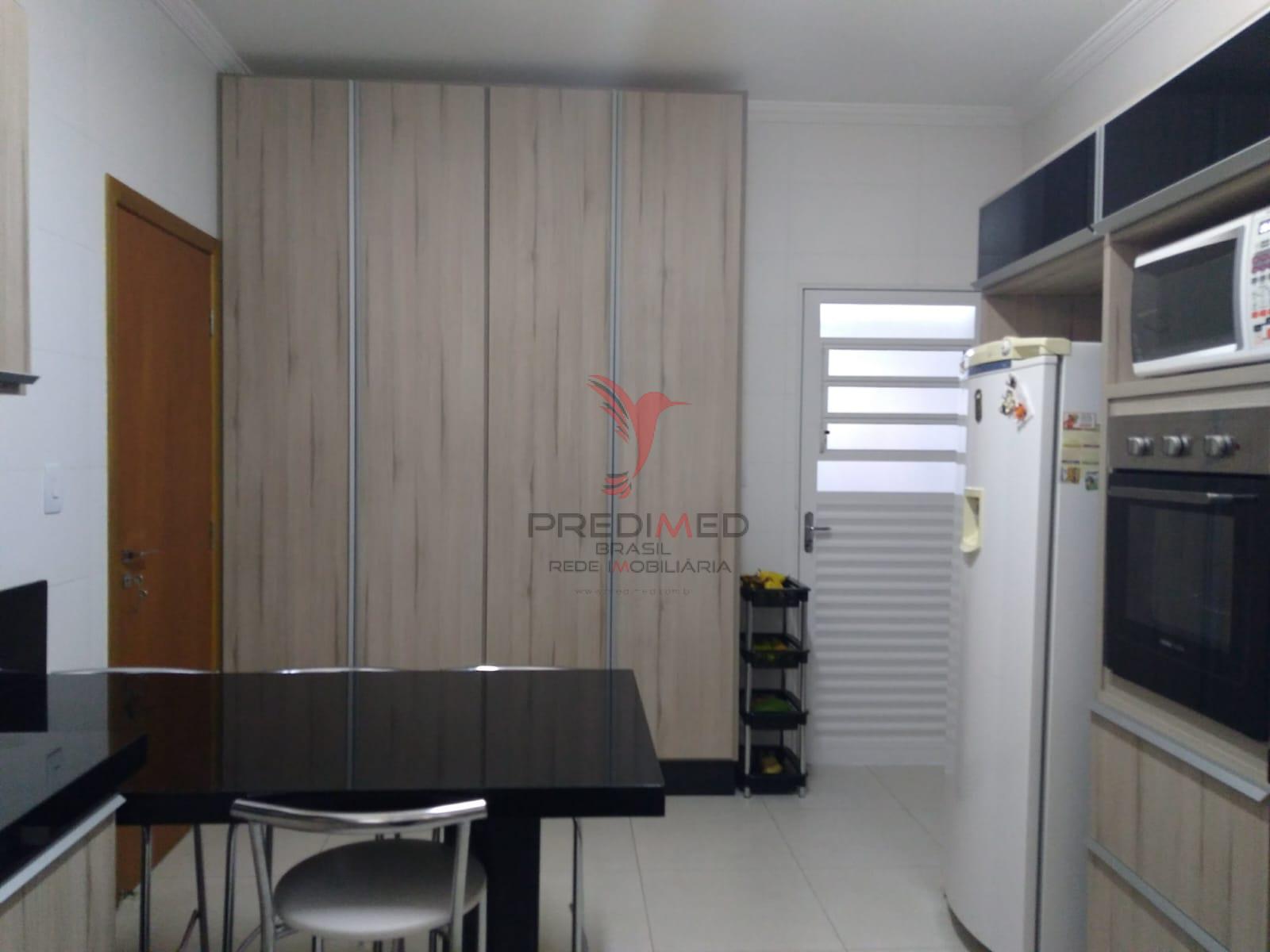 Linda Casa com piscina, churrasqueiras, 4 Vagas de Garagem, no Bairro Bela Vista 2  Guaratinguetá - 