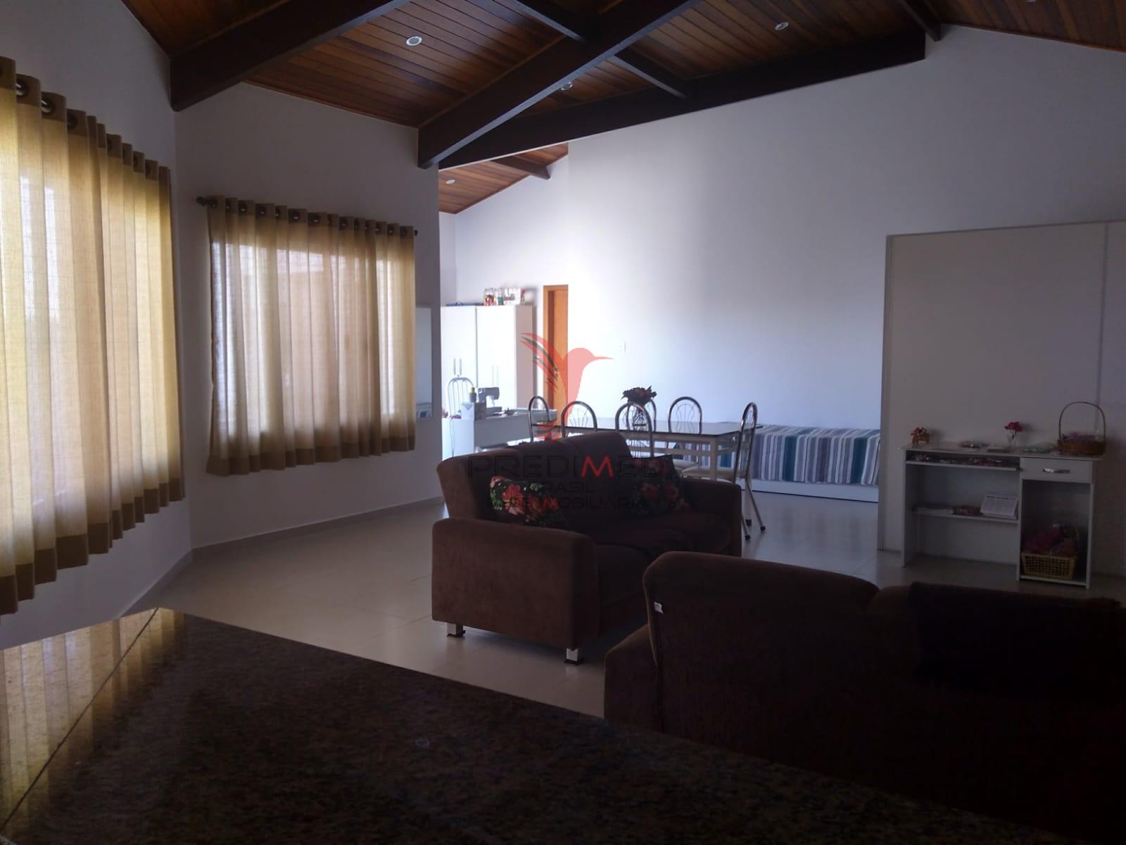 Linda Casa com piscina, churrasqueiras, 4 Vagas de Garagem, no Bairro Bela Vista 2  Guaratinguetá - 