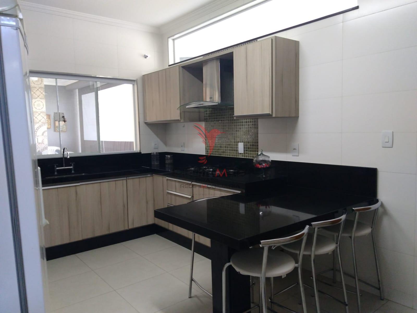 Linda Casa com piscina, churrasqueiras, 4 Vagas de Garagem, no Bairro Bela Vista 2  Guaratinguetá - 