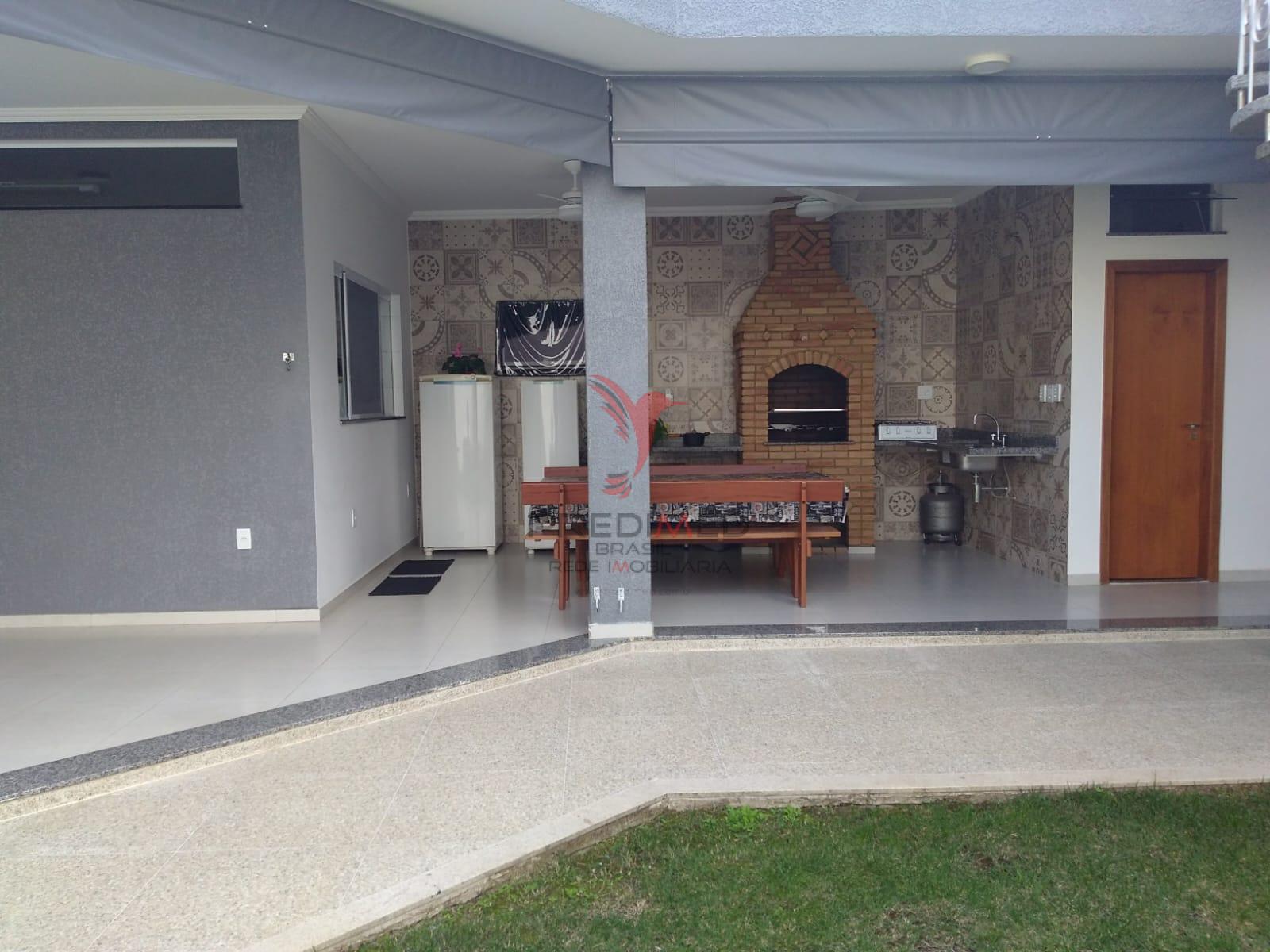 Linda Casa com piscina, churrasqueiras, 4 Vagas de Garagem, no Bairro Bela Vista 2  Guaratinguetá - 