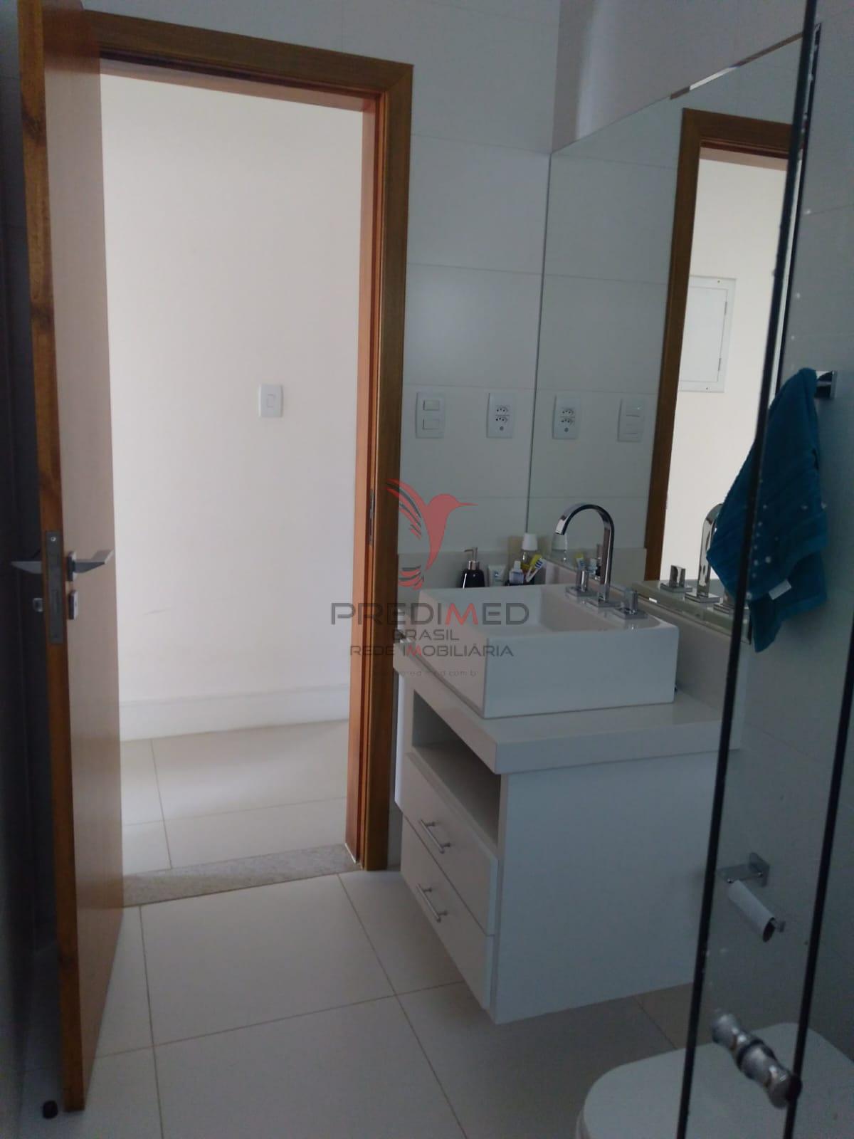 Linda Casa com piscina, churrasqueiras, 4 Vagas de Garagem, no Bairro Bela Vista 2  Guaratinguetá - 