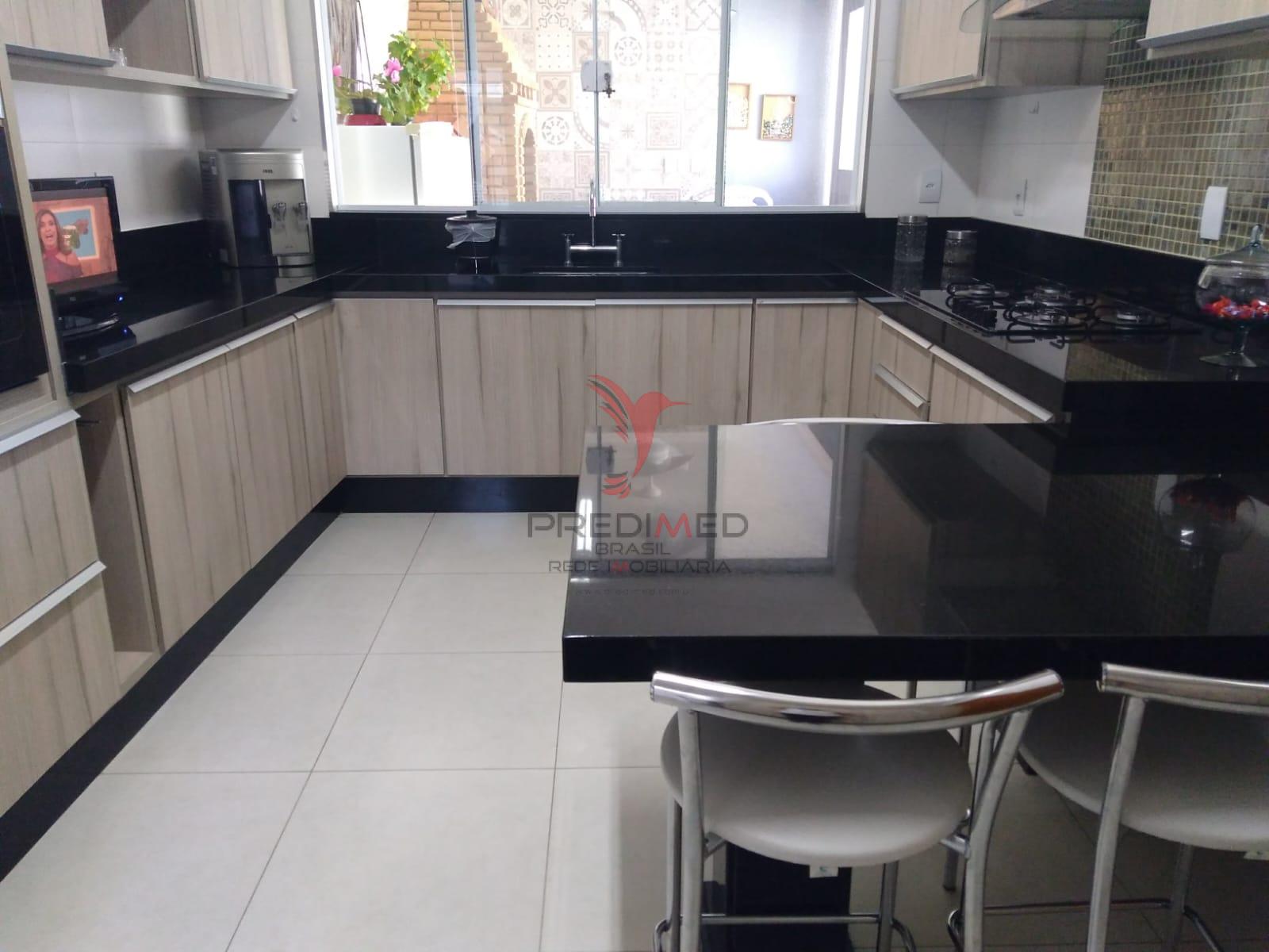 Linda Casa com piscina, churrasqueiras, 4 Vagas de Garagem, no Bairro Bela Vista 2  Guaratinguetá - 