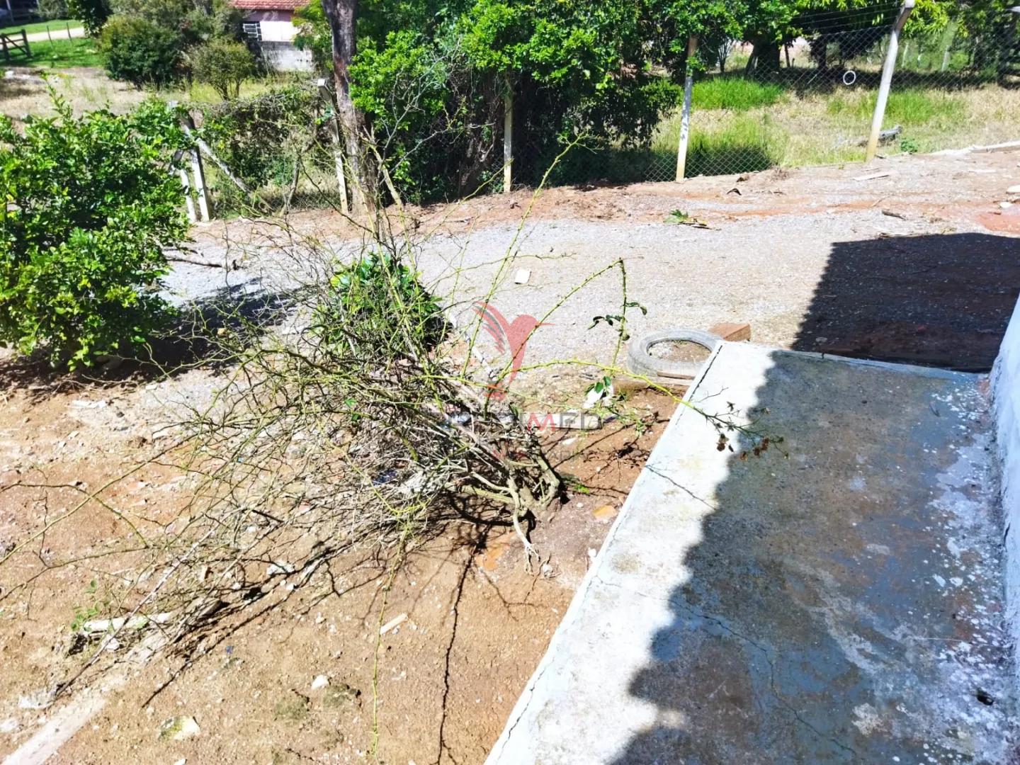 S&atilde;o 1.000 m2 de terreno com casa pequena Rua Hélio Manzanete Cerro Guaratinguetá - 