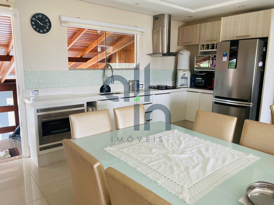 Lindo sobrado localizado a apenas 1200 metros da praia central de Balneário Piçarras! - Balneário Piçarras - 