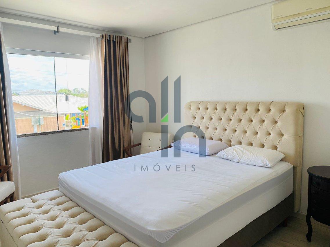 Lindo sobrado localizado a apenas 1200 metros da praia central de Balneário Piçarras! - Balneário Piçarras - 