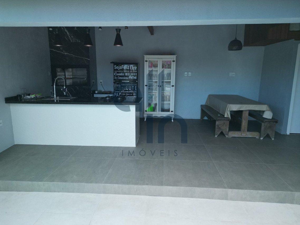Lindo sobrado localizado a apenas 1200 metros da praia central de Balneário Piçarras! - Balneário Piçarras - 