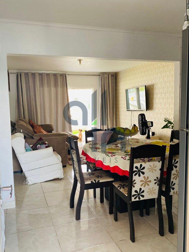 Lindo sobrado localizado a apenas 1200 metros da praia central de Balneário Piçarras! - Balneário Piçarras - 