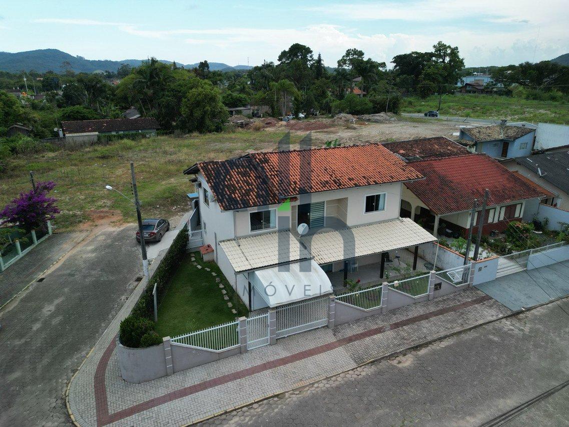 Lindo sobrado localizado a apenas 1200 metros da praia central de Balneário Piçarras! - Balneário Piçarras - 
