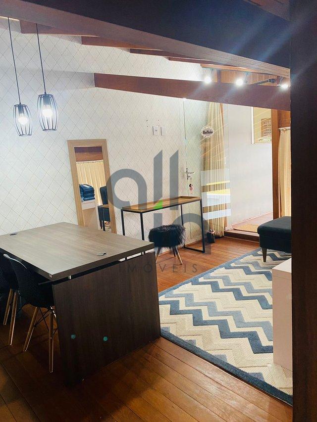 Lindo sobrado localizado a apenas 1200 metros da praia central de Balneário Piçarras! - Balneário Piçarras - 