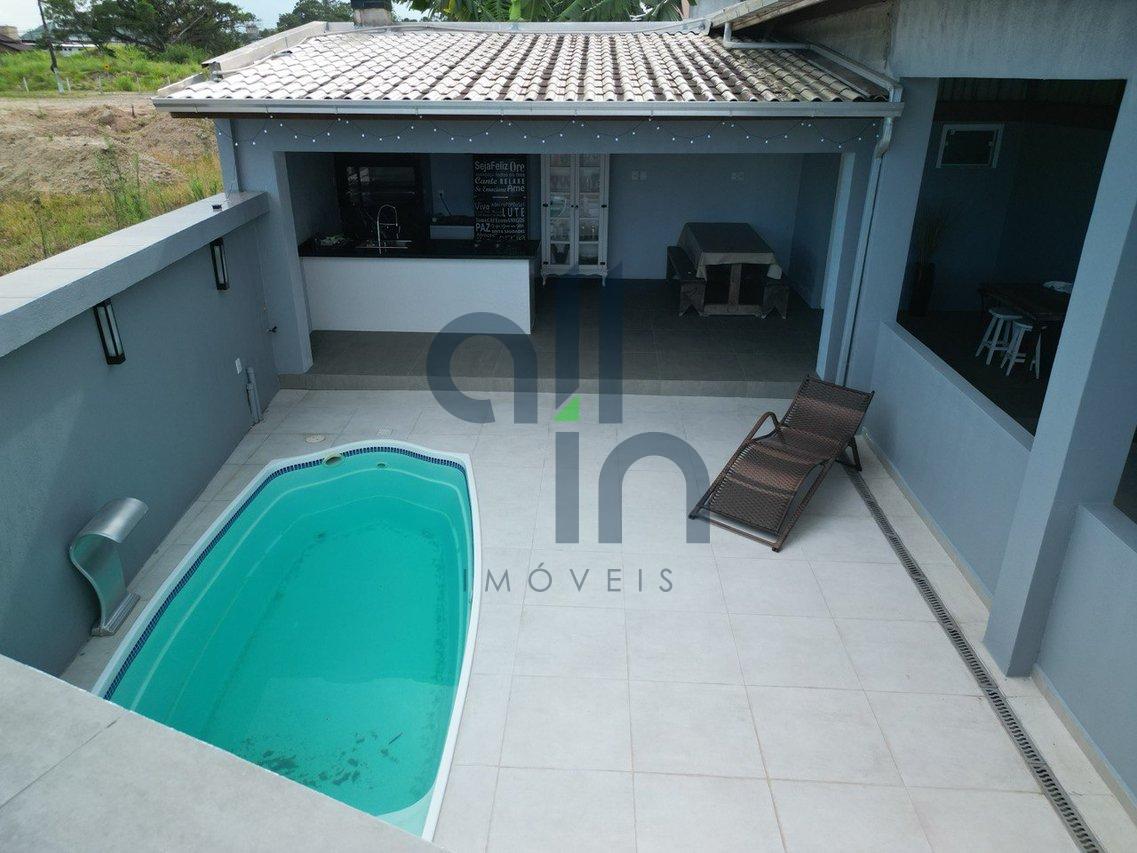 Lindo sobrado localizado a apenas 1200 metros da praia central de Balneário Piçarras! - Balneário Piçarras - 