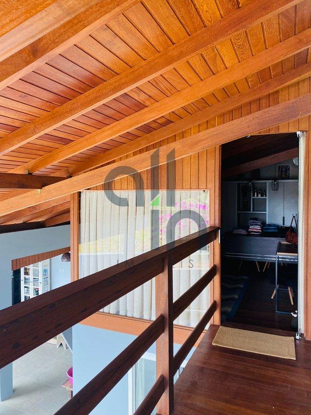 Lindo sobrado localizado a apenas 1200 metros da praia central de Balneário Piçarras! - Balneário Piçarras - 