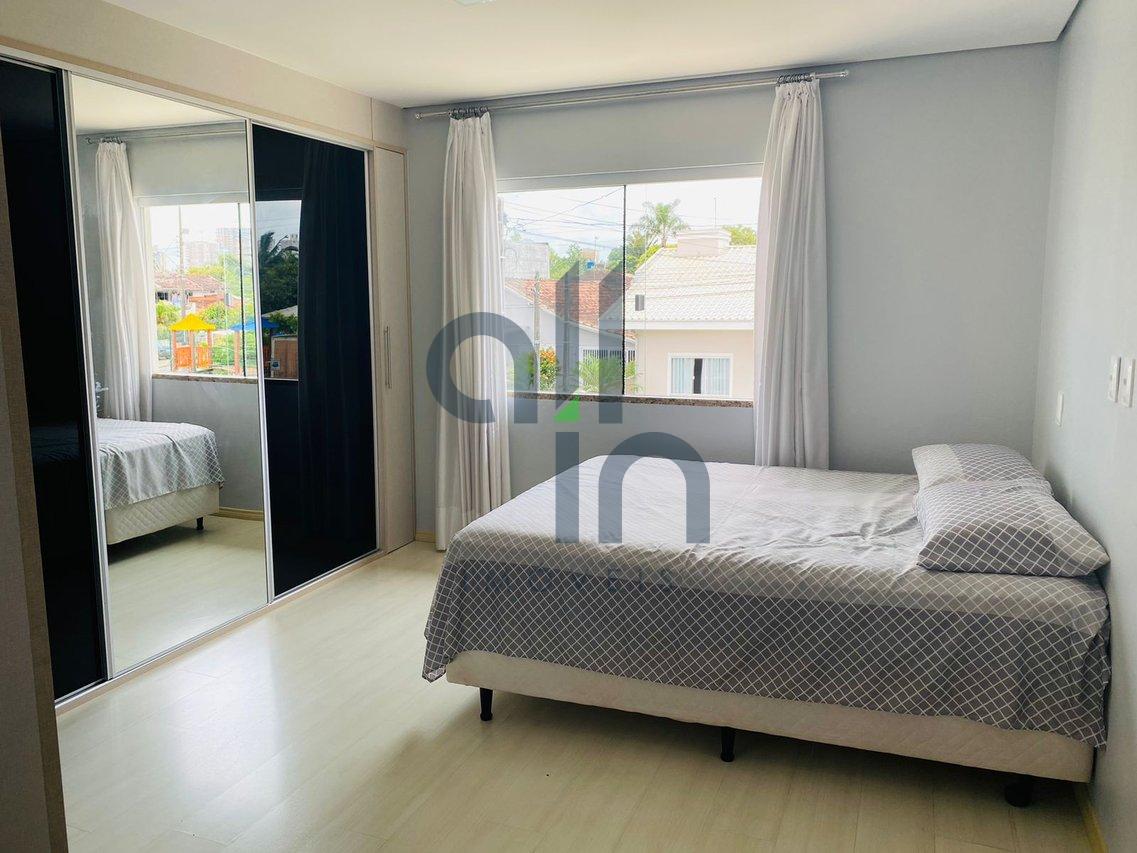 Lindo sobrado localizado a apenas 1200 metros da praia central de Balneário Piçarras! - Balneário Piçarras - 