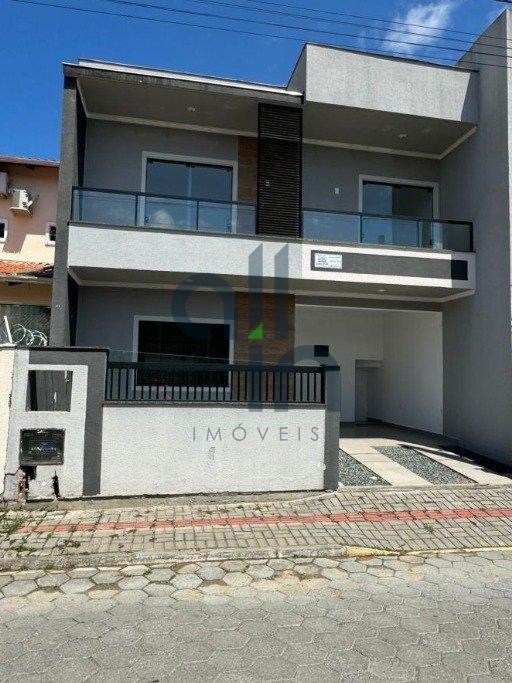 Sobrado a poucos passos do mar em Piçarras Rua Santo Amaro Balneário Piçarras - 