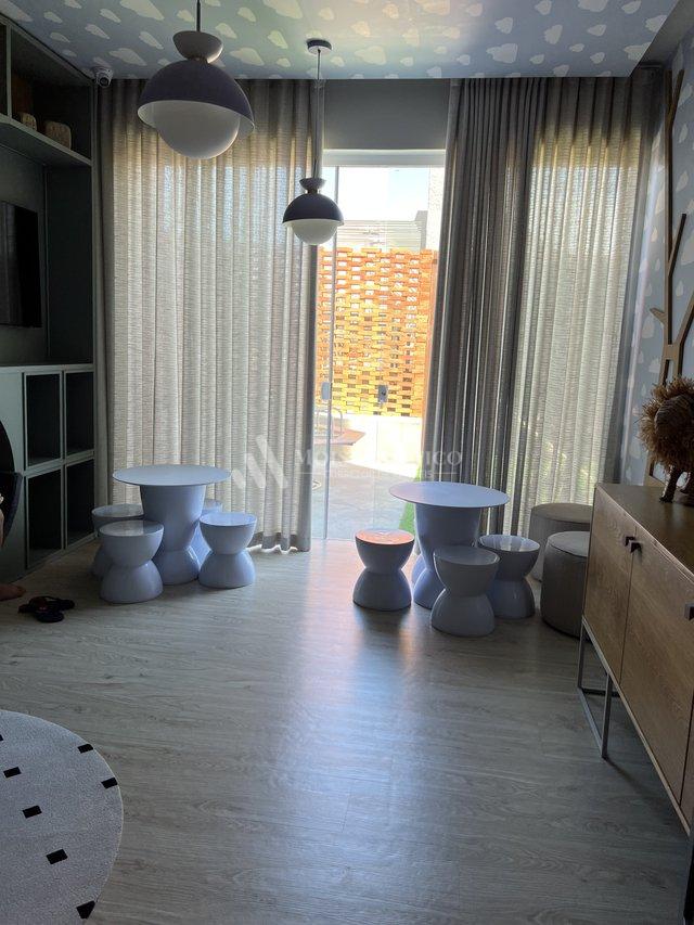 Apartamento de 3 suítes e 3 vagas de garagem em Meia Praia Rua 334 Itapema - 