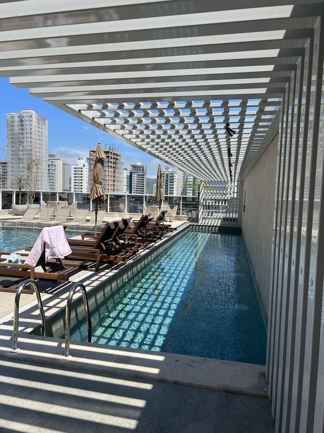 Apartamento de 3 suítes e 3 vagas de garagem em Meia Praia Rua 334 Itapema - 