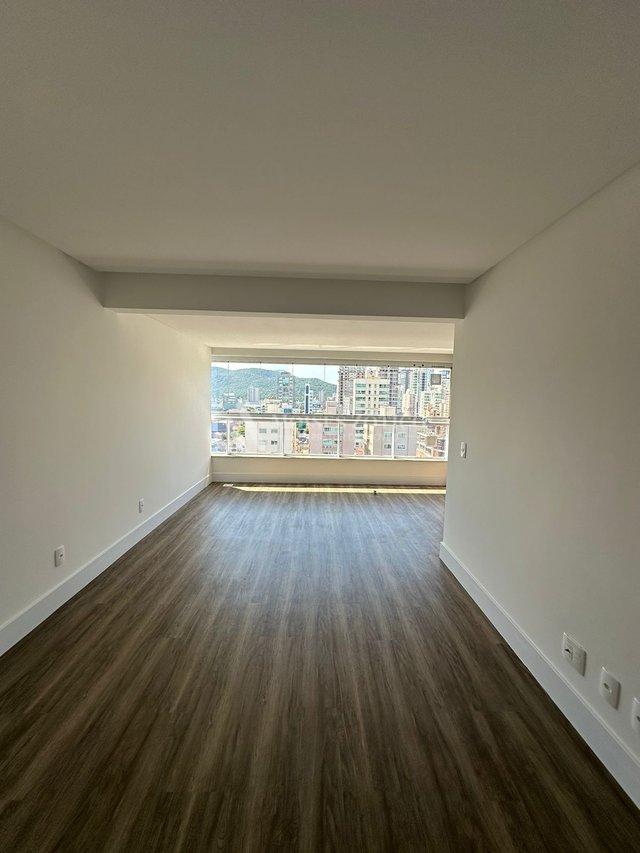 Apartamento de 3 suítes e 2 vagas de garagem em Meia Praia Rua 256 Itapema - 