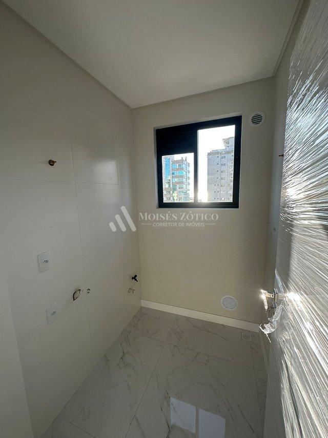 Apartamento de 3 suítes a poucos metros do mar, em Meia Praia Rua 321 Itapema - 