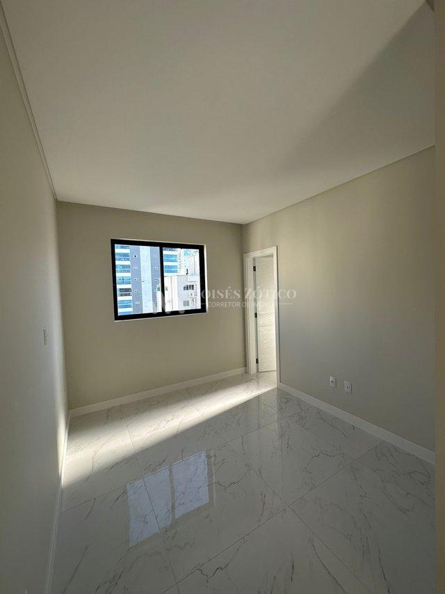 Apartamento de 3 suítes a poucos metros do mar, em Meia Praia Rua 321 Itapema - 
