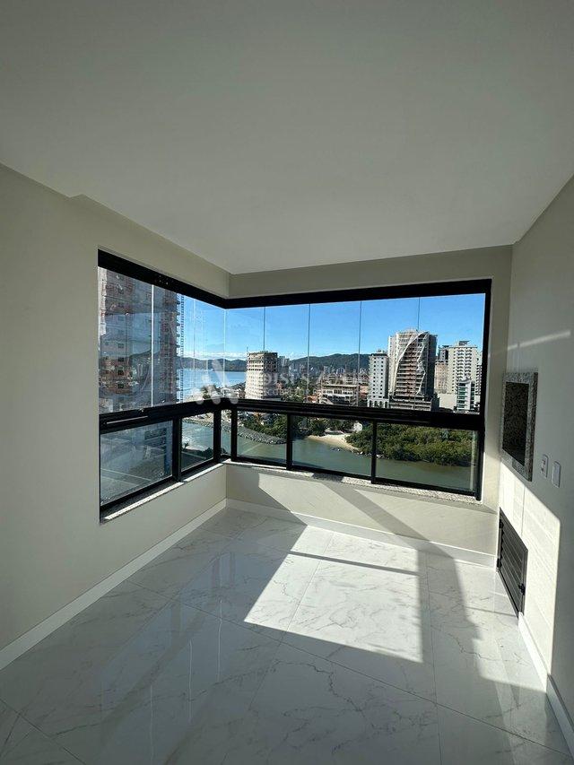 Apartamento de 3 suítes a poucos metros do mar, em Meia Praia Rua 321 Itapema - 