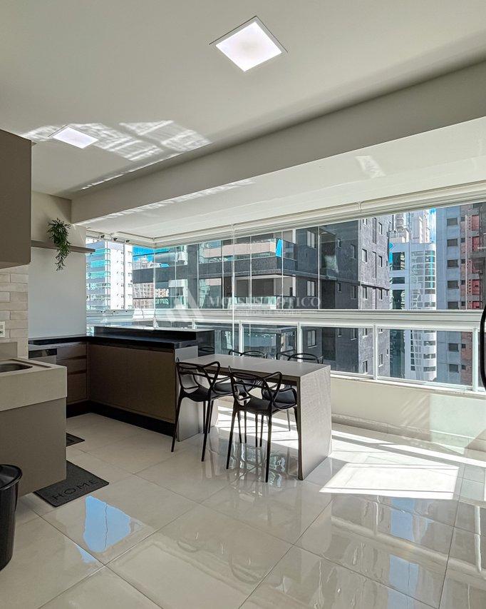 Apartamento mobiliado com 4 suítes e 3 vagas de garagem em Meia Praia Rua 256 Itapema - 